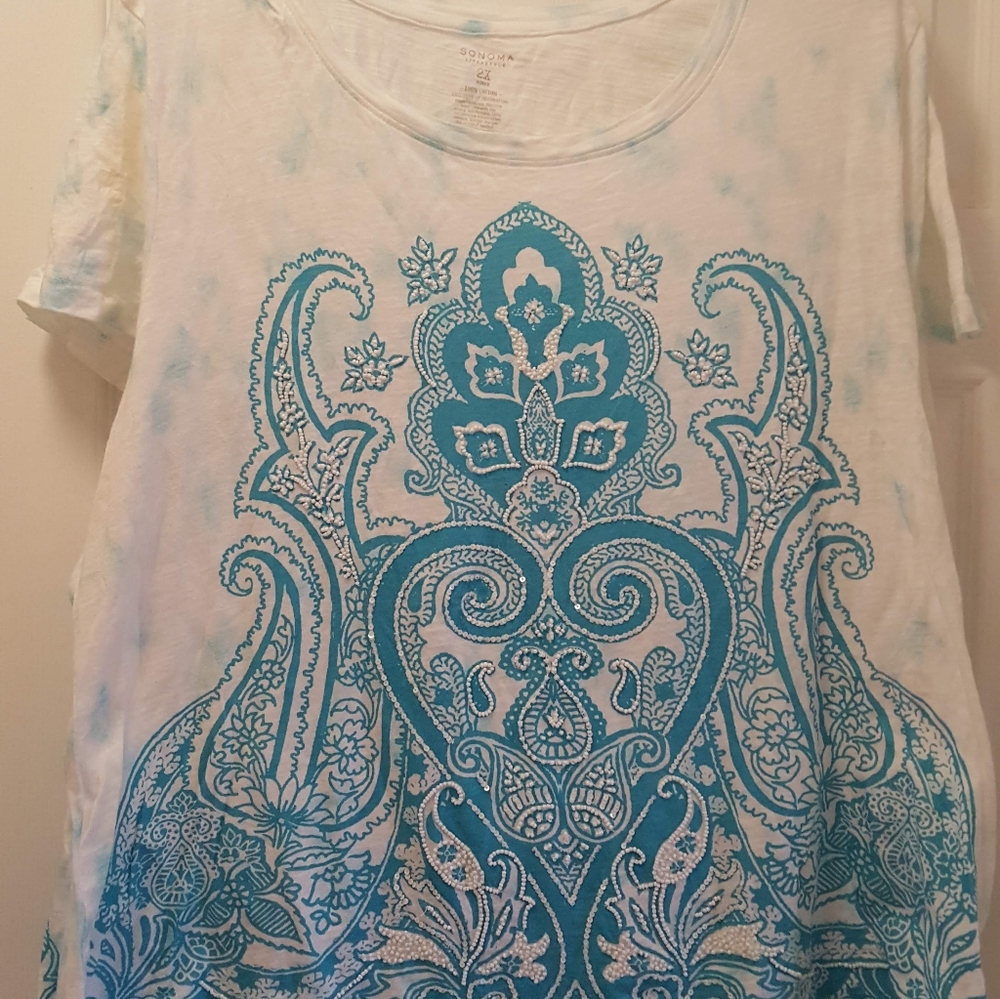 ♥️While & teal top with beaded accent♥️